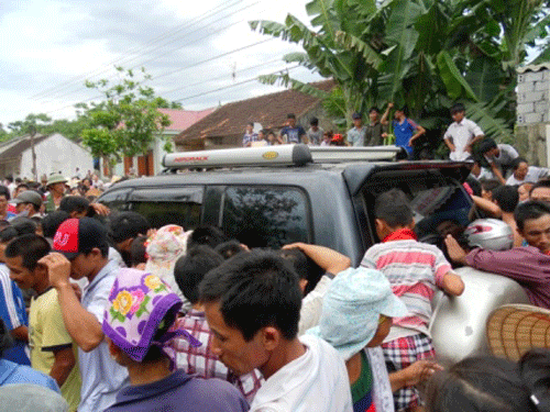 Chính[-]quyền[-]đã[-]phải[-]đưa[-]2[-]thanh[-]niên[-]trộm[-]chó[-]vào[-]trong[-]chiếc[-]ô[-]tô[-]7[-]chỗ[-]để[-]bảo[-]vệ[-]khỏi[-]sự[-]tấn[-]công[-]của[-]người[-]dân.